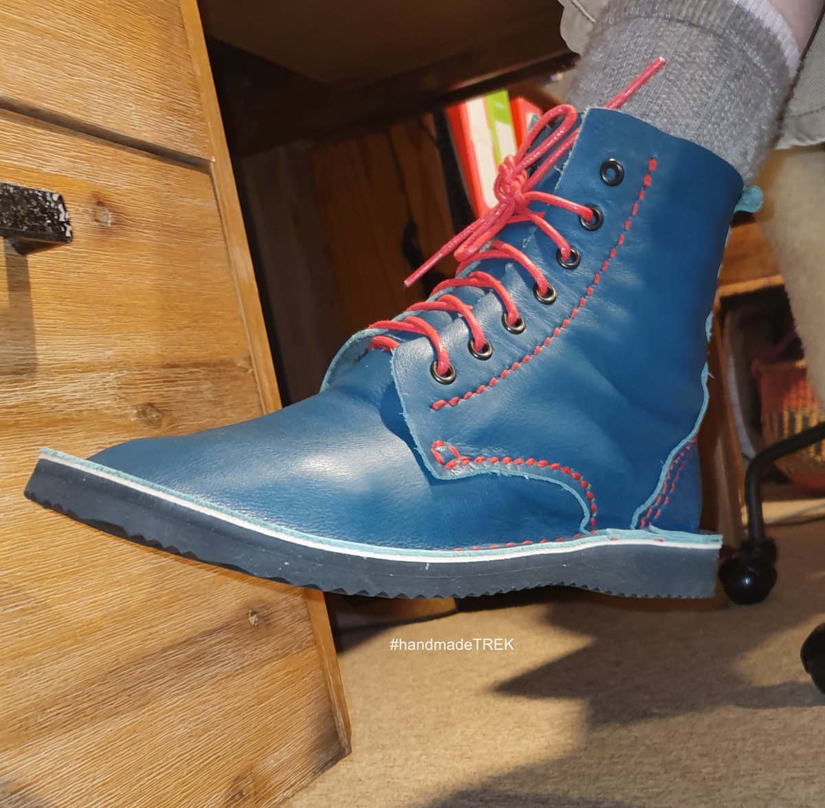 TrekLeather's tweet image. crafTMore #TREKstore
craftmore.net/produkt/limite…

etsy #handmadeTREK
etsy.me/3Uosjbn

Customer photos Australia
Bottle green leather TREK shoes
#Basic7 model. Sizes from 35 to 46
Visit our #craftMore boutique or #etsystore #trekleather