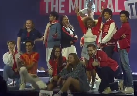 07_jaeron's tweet photo. The HSMTMTS cast doing their final pose in the D23 performance of High School Musical (HSM 3) last 2022.
#HSMTMTS #HSMTMTS4 #HSMTMTSSeason4 #HSMTMTSMemes https://t.co/7tueDSVBg6
