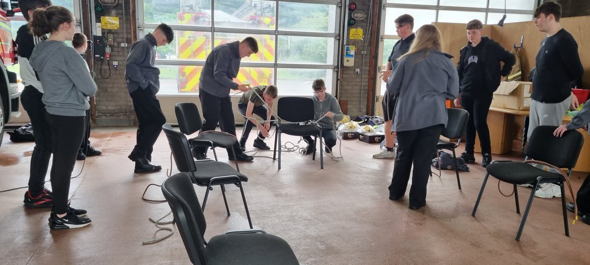 Yesterday our more experienced members and new recruits all worked together learning different knots as part of a knots and lines module.

the night was finished off with a race to tie up multiple chairs, which ended a draw 

Another outstanding effort by everyone involved 👩‍🚒🧑‍🚒🚒
