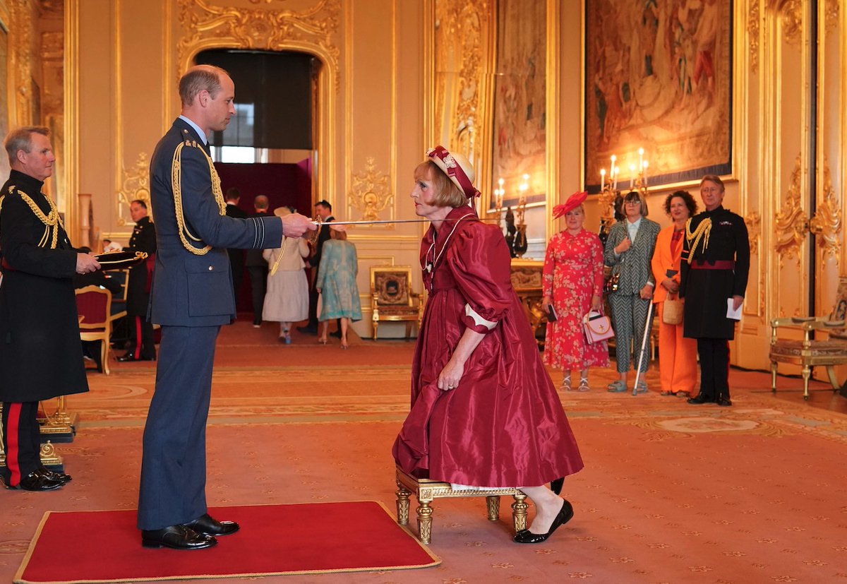 DelMody's tweet photo. Sir Grayson Perry is made a Knight Bachelor by William, The Prince of Wales, (for services to the arts) at Windsor Castle 📸@BradyBoxBrownie https://t.co/pWbhQM3tv0