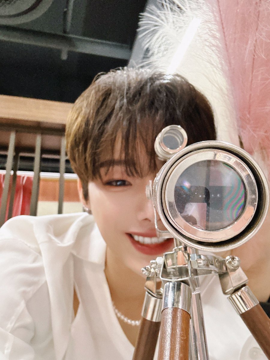 XODIAC_MEMBERS's tweet photo. [#렉스] 

망원경으로 쏘블리들 맘 훔쳐보기 🔭🔭🫣

#XODIAC #소디엑 #LEX #렉스 https://t.co/g4mqj2ugBA