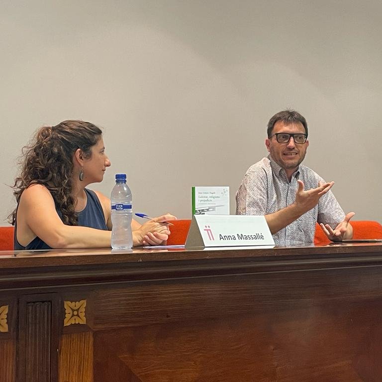 🤔Per què els musulmans demanen menjar halal i jo no puc exigir fuet?
🥓Perquè l’article 18 dels Drets Humans obliga a respectar els preceptes religiosos i no hi ha cap religió que obligui a menjar fuet

Debat animat en la presentació del llibre 'Laïcitat, religions i prejudicis'