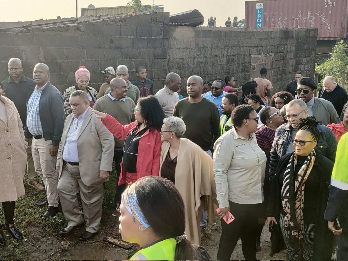[ THREAD] At least 1 person has been killed and 6 people injured in the storm and heavy rains which hit KwaZulu-Natal on Tuesday.
Government officials were visiting the Amaoti community hall, where a group of people were being sheltered after being left homeless. #sabcnews