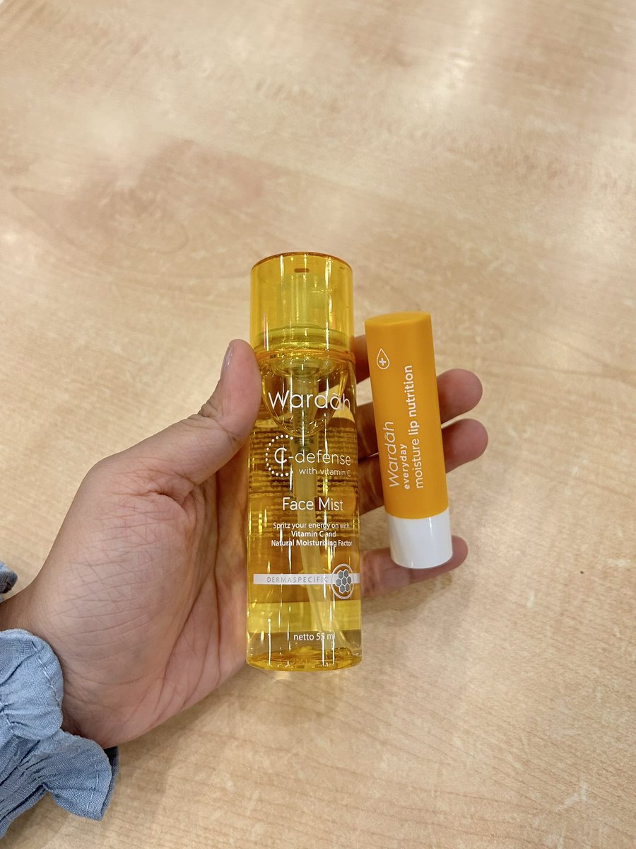Nurintashaa's tweet photo. These 2 things from wardah are really gems. Dua dua ni best ye!! Pls semua kena tahu!!!

1. wardah c-defense face mist (ni buat skin jadi glow)

2. wardah everyday moisture lipbalm (memang lips rasa moisturised)

Worth the hype. https://t.co/mbTMJk5jVm