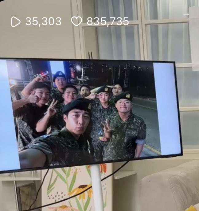 후임과의 셀카. 시원하게 공개해주시네