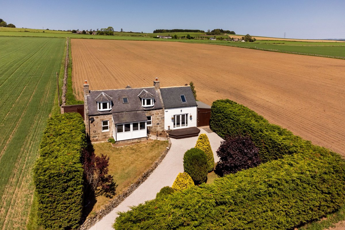 Galbraith_ABD's tweet image. NEW | EASTER LETTER COTTAGE, DUNECHT 💌

A charming 4 bed cottage in a quiet countryside location near Westhill. Recently extensively modernised. 

☎️ For info or to view, contact us on 01224860710
👩‍💻 shorturl.at/jLOU0

#ExpertsInOurField #StunningRefurb #LoveWhereYouLive