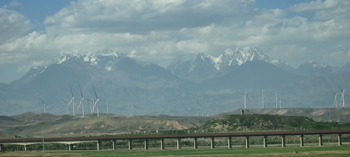 javihagen's tweet photo. Un poco más al norte está la cordillera de #TianShan -las montañas del cielo- que dividen el norte y el sur de #Xinjiang.
Su nieve perpetua brinda el agua para la vida. El #karez, un sistema milenario de canales subterráneos de 5.000 km, la transporta y evita que se evapore. https://t.co/Qt9oHy4gSE