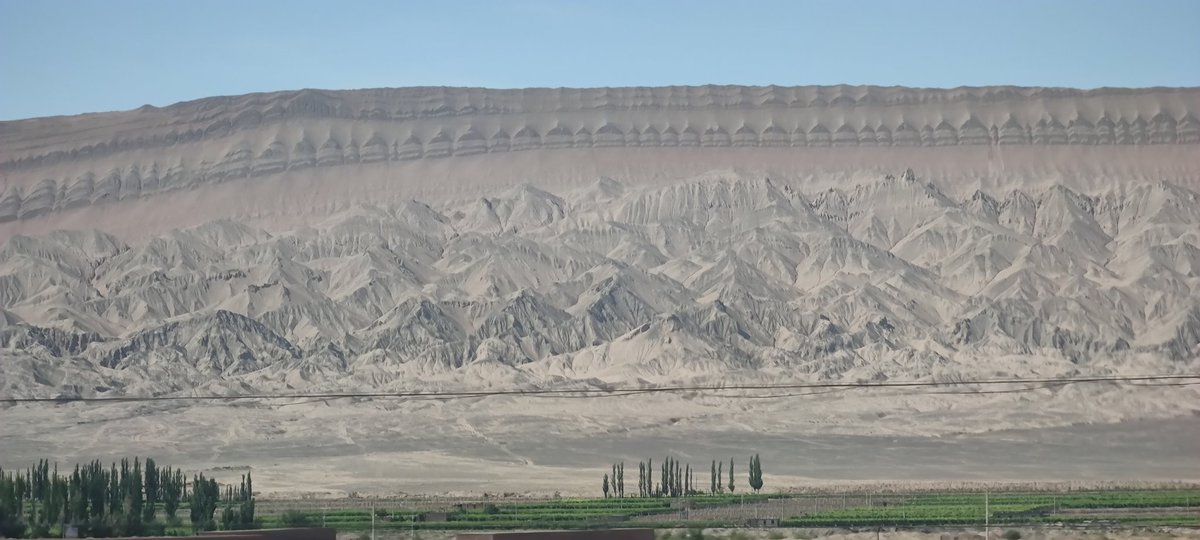 javihagen's tweet photo. Un poco más al norte está la cordillera de #TianShan -las montañas del cielo- que dividen el norte y el sur de #Xinjiang.
Su nieve perpetua brinda el agua para la vida. El #karez, un sistema milenario de canales subterráneos de 5.000 km, la transporta y evita que se evapore. https://t.co/Qt9oHy4gSE