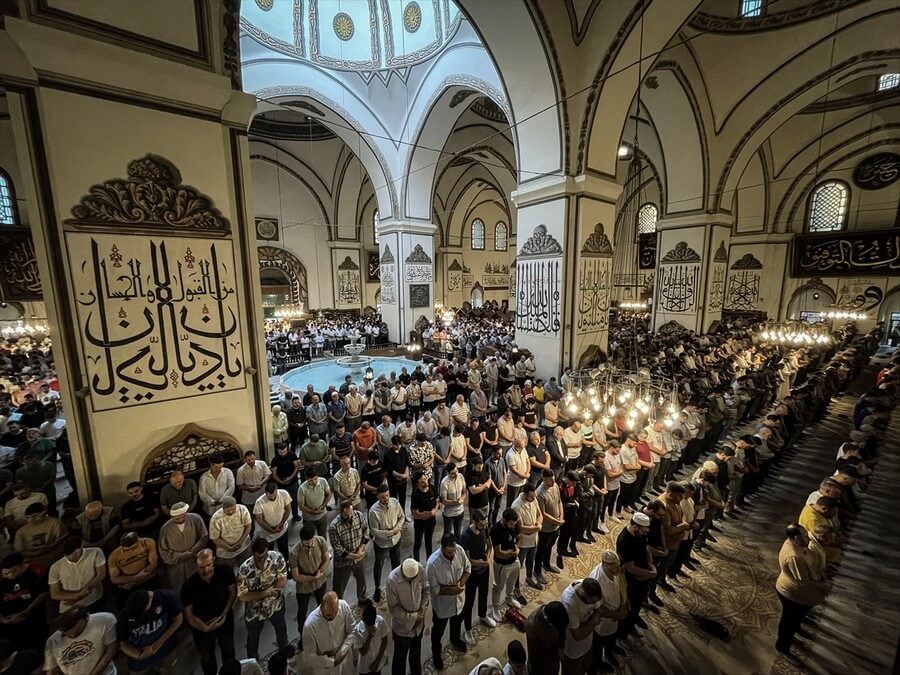 AKRA_media's tweet photo. 1444 Kurban Bayramı namazı eda edildi 
Türkiye'nin dört bir yanında camiler doldu taştı. Mü'minler camileri doldurdu, cemaat avlulara taştı, bayram namazını eda etti. 
Namazların ardından bayramlaşma yapıldı.
#KurbanBayramı #BayramNamazı #Haber

https://t.co/4jD5rOzxxp