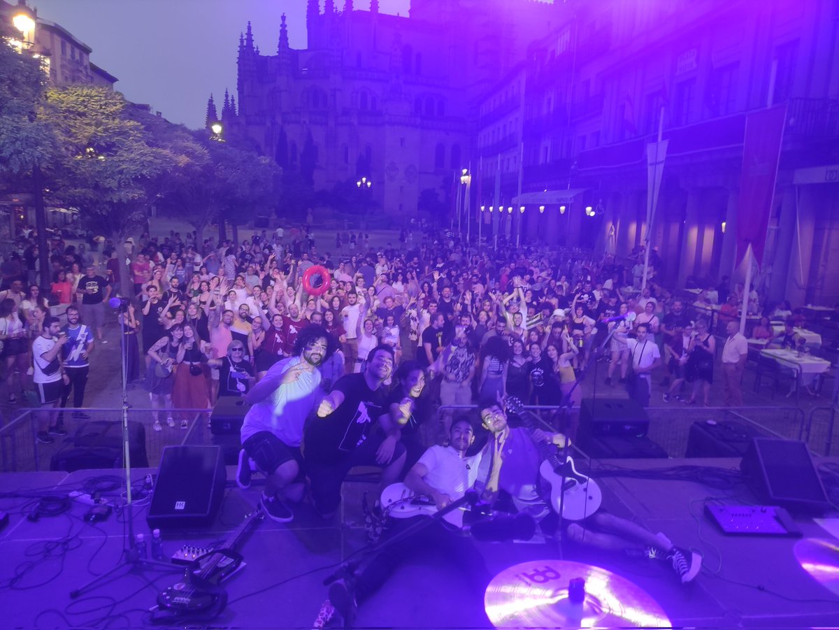 "Por ganarle hoy a la vida, ellos brindan con el viento"

Muchas gracias por la inolvidable noche de ayer, Segovia. 🌾💛