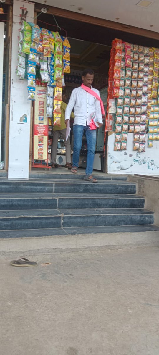 BRSKolhapur's tweet photo. Brs चा किसान रथ कोल्हापूर जिल्ह्यातील शिरोळ विधानसभा मतदारसंघात नांदणी हरवली जांभळी व यड्राव या ठिकाणी आमचा निर्धार शेतकऱ्यांचा उद्धार.
--------------------
#गाव_तिथं_brs
#अबकी_बार_किसान_सरकार
------------------
@BRSMaharashtra @BRSparty @BRSParty_News @jayantdeshm @BRSTechCell https://t.co/YDMvqisD5q