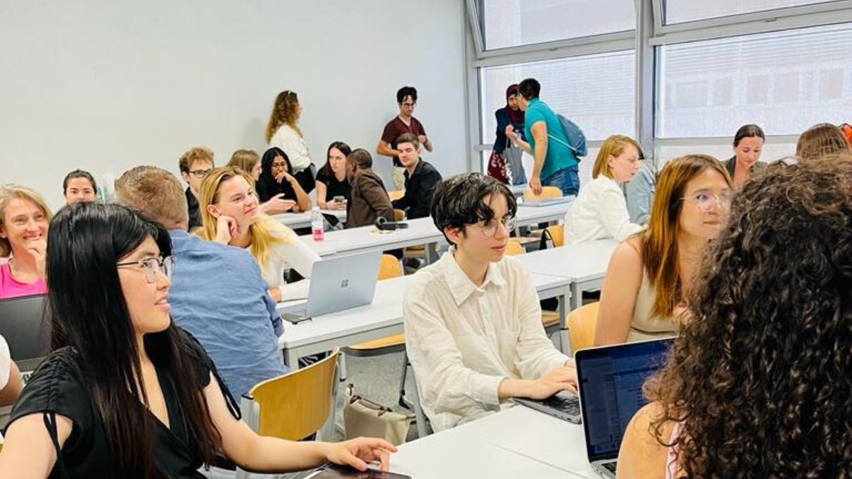 SummerUNIGE's tweet photo. Be able to present effective arguments for your future academic and professional projects.โ๏ธ
This is the "How to Pitch" workshop organized by foraus, which attracted some thirty participants from the Geneva Summer Universities.๐ค
#summerunige #foraus #communication https://t.co/quT6NToIxt