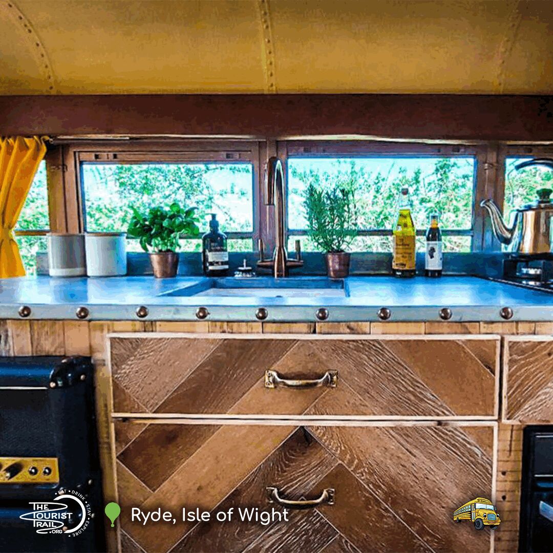 TheTouristTrail's tweet photo. On the #IsleofWight, @schoolbusstays offers the most enjoyable #glamping experience with a blend of exceptional comfort &amp; style.

🛏️ Sleeps 6
🍳 Kitchen
🚿 Shower 

𝗠𝗼𝗿𝗲 𝗗𝗲𝘁𝗮𝗶𝗹𝘀
https://t.co/9ZUSxtb7Y3 

#converteredschoolbus #familyholiday https://t.co/q4D3KMDeVx