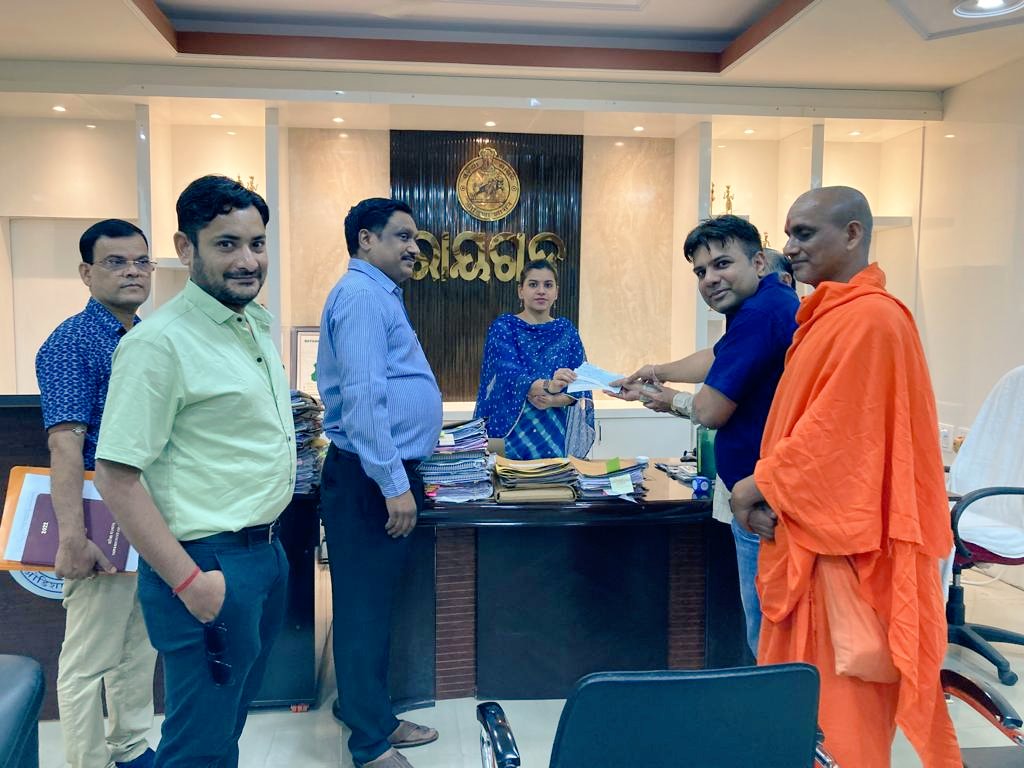 1st phase subsidy of Rs.10.35 Lakh handed over to the Management Committee of Devgiri Goshala, Kalyansinghpur by Collector-Rayagada under the State plan scheme for the establishment of a new stray cattle shelter Goshala.