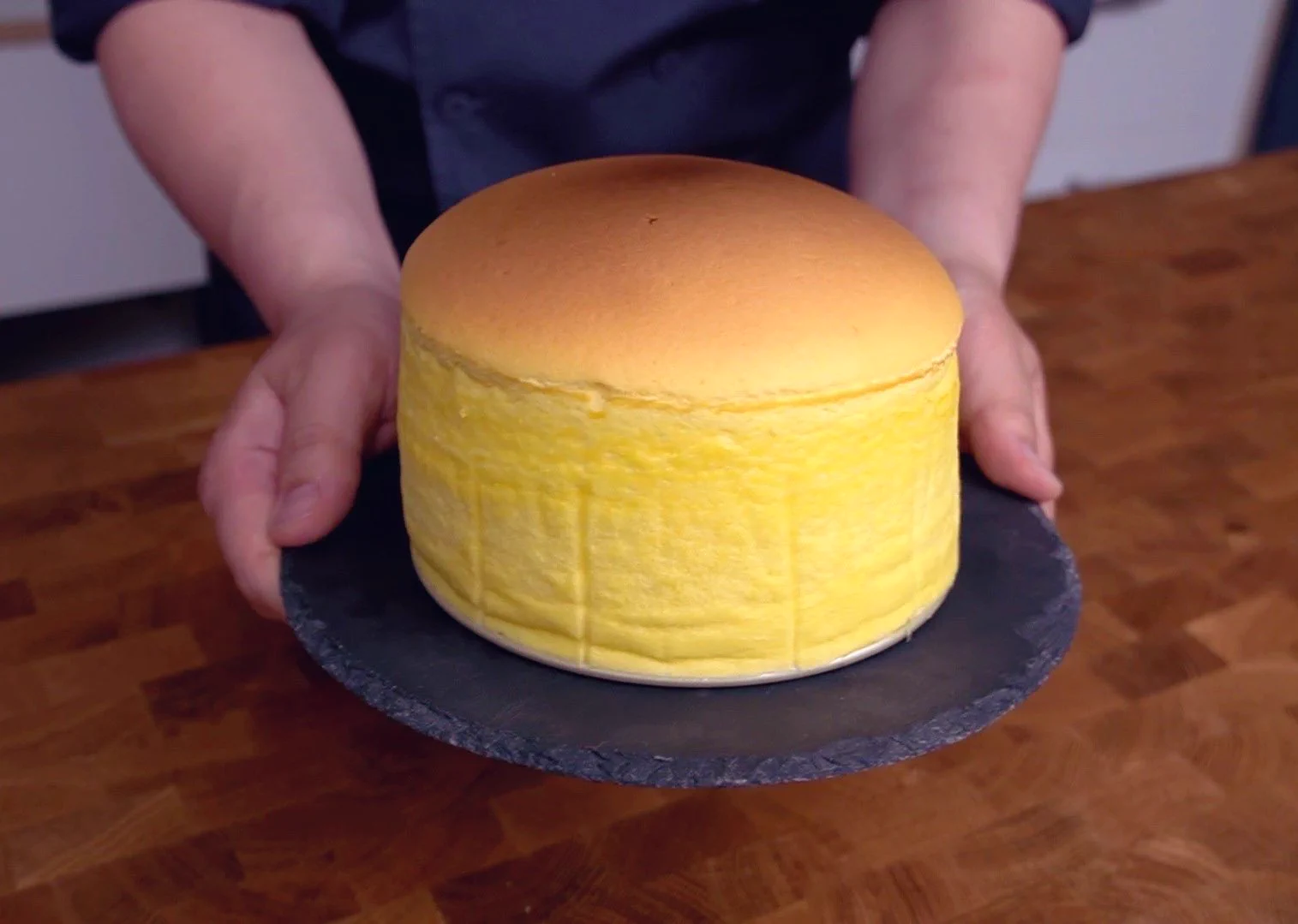 細かい数字は気にしない
卵のサイズも気にしない
混ぜすぎも気にしない
湯煎焼きで焼いて欲しい
それさえ守ればフワッフワッに焼けます
詳しい作り方は動画にまとめました
ぜひ見てくださいね
↓↓
