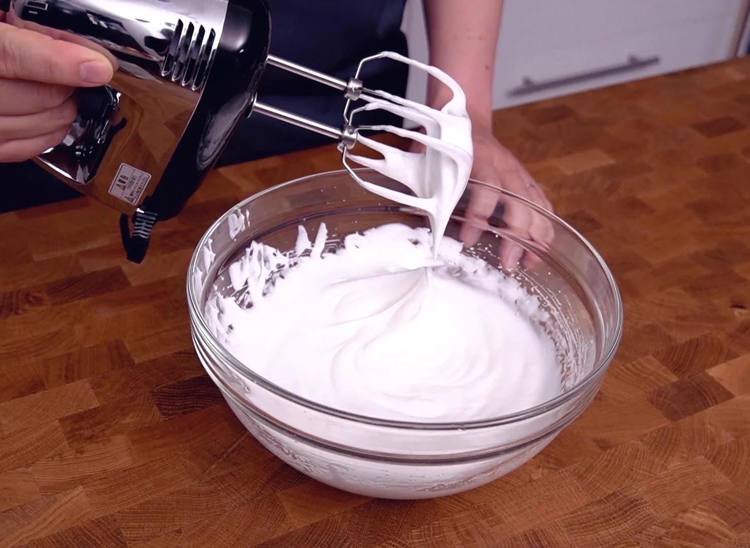 細かい数字は気にしない
卵のサイズも気にしない
混ぜすぎも気にしない
湯煎焼きで焼いて欲しい
それさえ守ればフワッフワッに焼けます
詳しい作り方は動画にまとめました
ぜひ見てくださいね
↓↓
