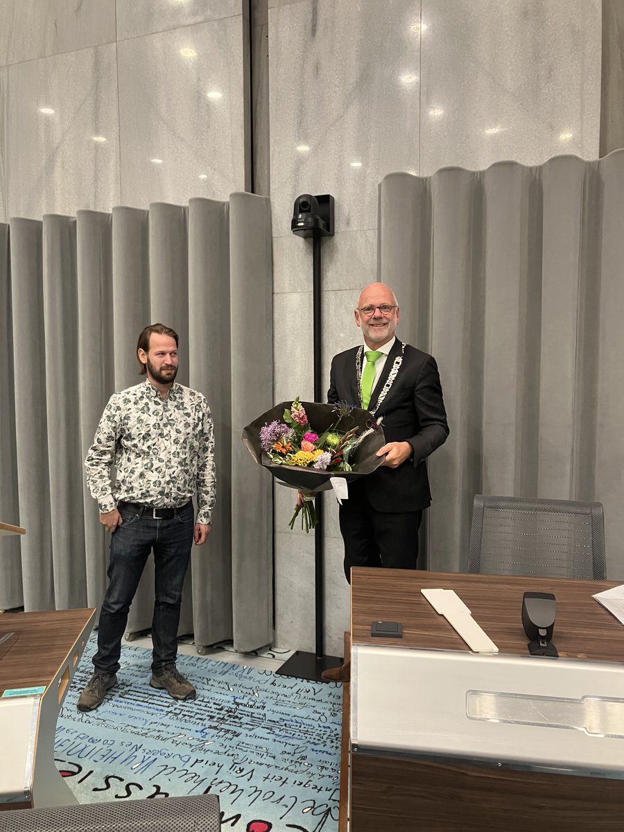 #Herbenoeming | De gemeenteraad besloot gisteravond burgemeester @carolvaneert aan te bevelen voor herbenoeming voor een nieuw termijn van 6 jaar. Carol van Eert is sinds eind 2018 burgemeester. Zijn tweede termijn loopt af op 11 januari 2030. Meer info: rheden.nl/Inwoners/Nieuw…