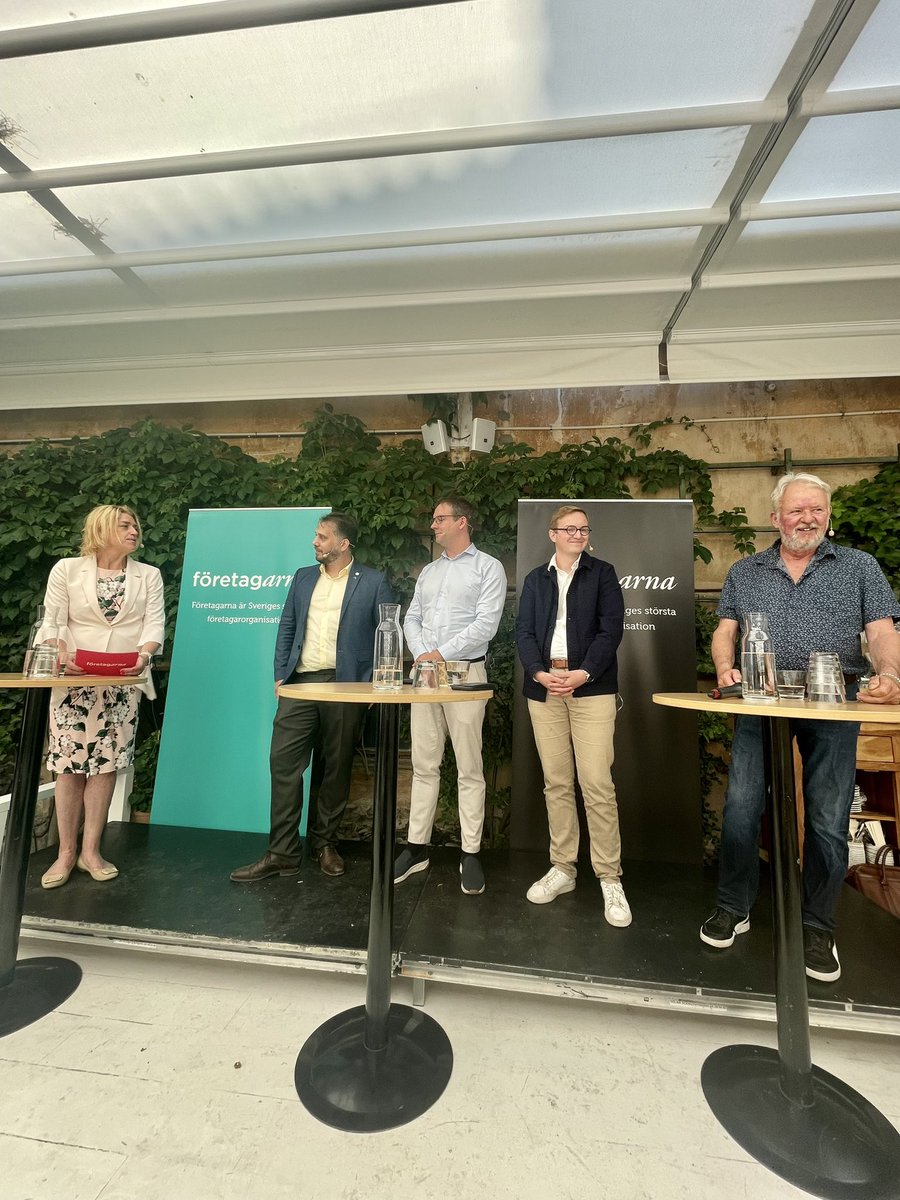 Men vilken härlig förmiddag i soliga #Almedalen! Vi har genomfört lyckade seminarium inom brott mot företagare, regelförenklingar och arbetskraftsinvandring. Snart tårtkalas, och imorgon kör vi vidare. Se programmet här: foretagarna.se/event/gotland/…