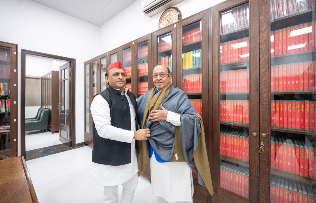 yadavakhilesh's tweet photo. आज लखनऊ में गुजरात के पूर्व मुख्यमंत्री श्री शंकर सिंह वाघेला जी के साथ मुलाक़ात। https://t.co/sGL43iUas6