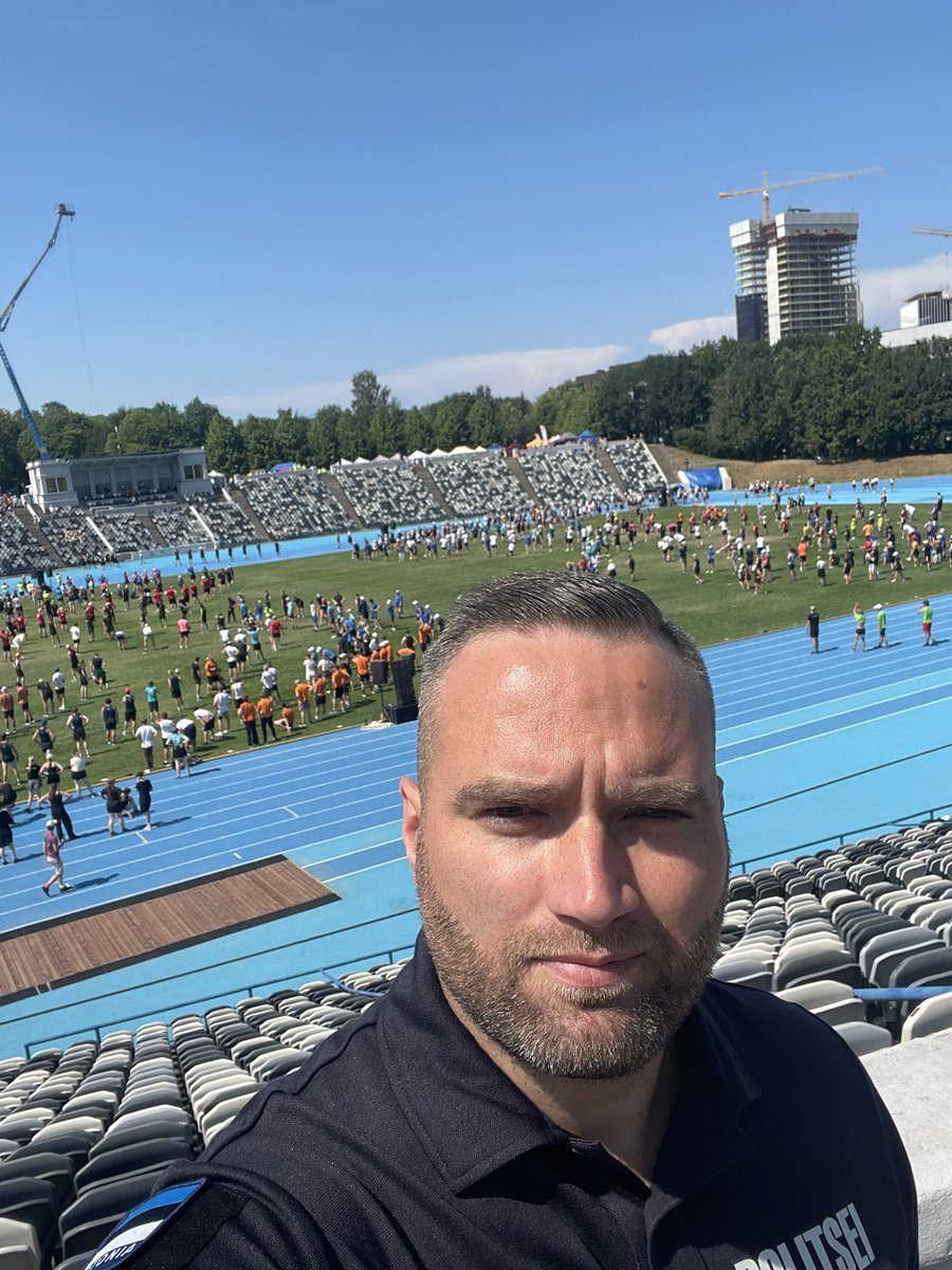 Valmistume XIII noorte laulu- ja tantsupeoks. 
NB! Sellel ajal liigub Tallinnas väga palju lapsi, oleme liikluses tähelepanelikud, hoolivad ja teeme kõik ise selleks, et oleks kõigil turvaline!
#Laulupidu2023