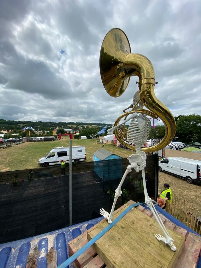 Who spotted our #skeletonsatglastonbury? Wilfred Pritchard's creations had the BEST time at the <a href="/theatre_circus/">Theatre and Circus</a> fields at <a href="/glastonbury/">Glastonbury Festival</a> 
#glastonbury2023 #sculpture

buff.ly/3pqSrIs