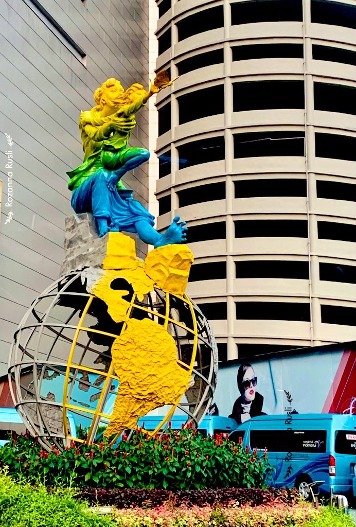 Modern Art.😍
In the middle of Jakarta’s hustle-bustle.

Stimulating. May you find an exciting Wednesday, too.💛

#art #sculpture #modernart #Ciputra #Jakarta #Wednesday  #urban #wednesdaythought #Artphotography #urbanphotography