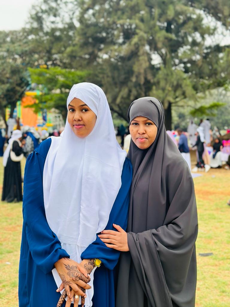 ZamzamHimilo's tweet photo. Feelin’ like i look like real life princesss in hijab 🥹🤍 mi sister raida ❤️🥀 https://t.co/7WOpGco71S