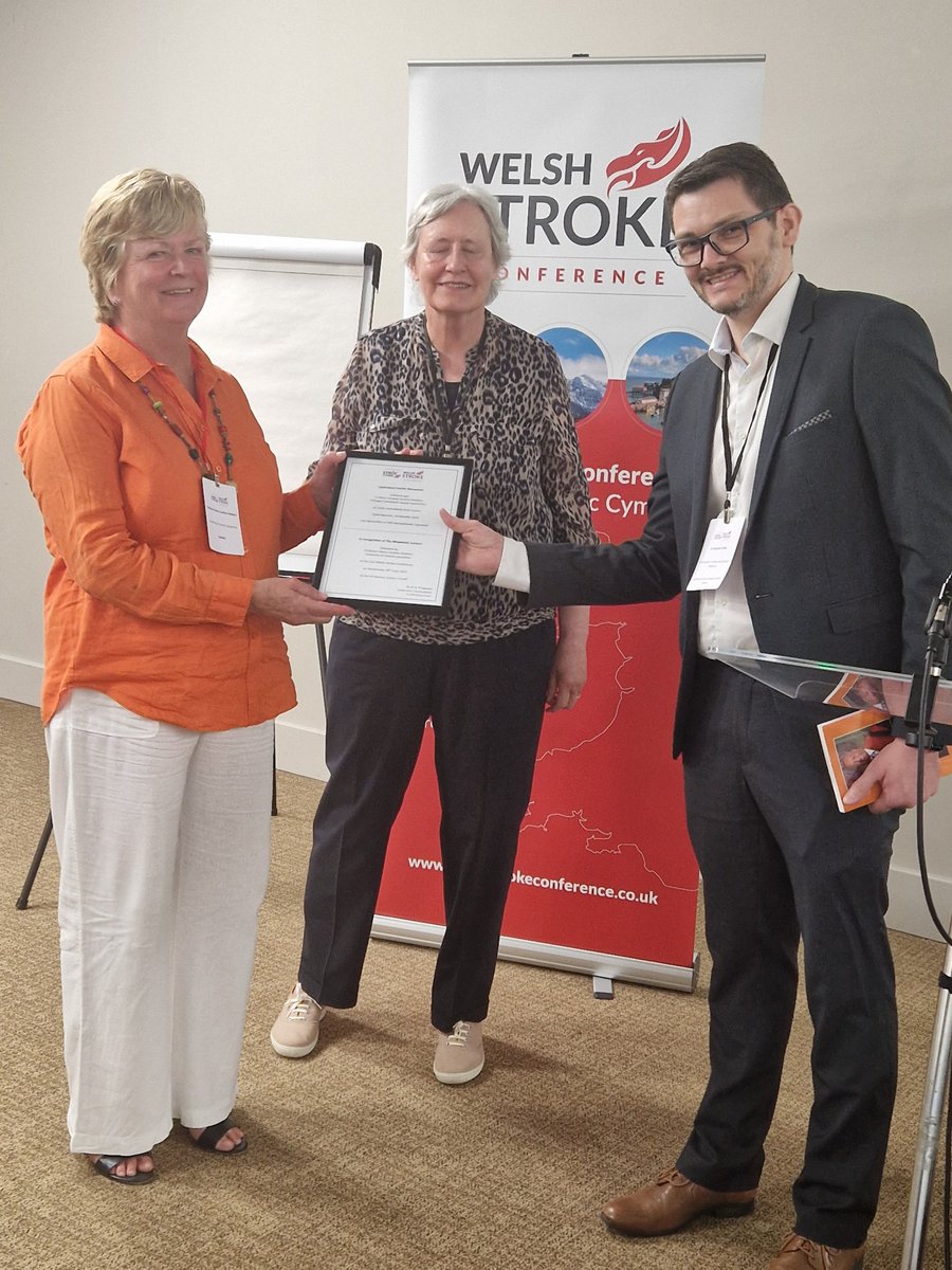 Cyflwyno gwobr Bhowmick i Professor Dame Caroline Watkins I gydnabod ei chyfraniad i'r maes stroc.
Presenting  Professor Dame Caroline Watkins with the Bhowmick award for her valued contribution to stroke care