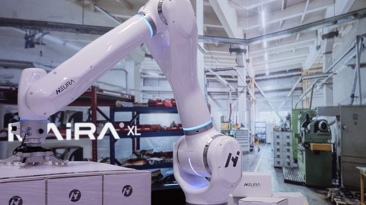 NEURARobotics's tweet image. What a wonderful opening day of automatica 2023 it was yesterday!
One to mention:
Reveal of MAiRA XL - The world&apos;s first 35 kg payload | 7-DoF | 1800mm reach cognitive robot 🦾🦾🦾

#automatica2023 #neurarobotics #innovation #cognitiverobots #teameffort