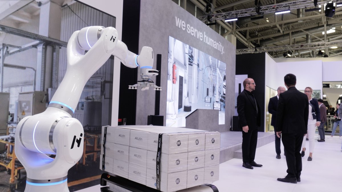 NEURARobotics's tweet image. What a wonderful opening day of automatica 2023 it was yesterday!
One to mention:
Reveal of MAiRA XL - The world&apos;s first 35 kg payload | 7-DoF | 1800mm reach cognitive robot 🦾🦾🦾

#automatica2023 #neurarobotics #innovation #cognitiverobots #teameffort