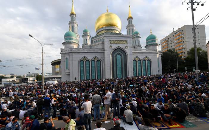 Bugün Moskova Ulu camiinde yaklaşık 200 bin Müslüman Kurban namazında buluşurken, Rusya'nın Tataristan, Adygea, Başkurdistan ve Kırım'ın yanı sıra Kuzey Kafkasya Federal Bölgesine ait beş  özerk cumhuriyette 28 Haziran resmi tatil ilan edildi. 

Diğer taraftan AB üyesi İsveç,…