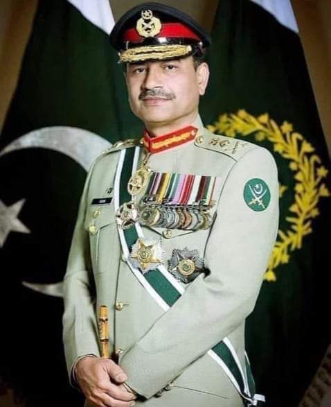 Akhan851's tweet photo. یہ تصویر ہی دراصل ایک محب الوطن پاکستانی اور شخصیت پرست اندھے فالور کے درمیان کا فرق بتاتی ہے۔ 

جنرل عاصم منیر نے امریکہ اور بھارت کی 27 سالہ انوسٹمنٹ کو ناکام کردیا۔ ہر محب الوطن پاکستانی چھاتی تان کر اپنے جنرل کے ساتھ کھڑا ہے https://t.co/lSlwF72Hbf