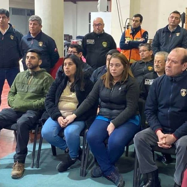 BomberosdeChile's tweet photo. 𝗟𝗜𝗡𝗔𝗥𝗘𝗦 | El Presidente Nacional, Juan Carlos Field, visitó el Cuartel General del Cuerpo de Bomberos de Linares para saludar a la familia del Bombero Robinson Altamirano, desaparecido en las aguas del Río Ancoa, en acto de servicio. https://t.co/bDSkTOzmEl