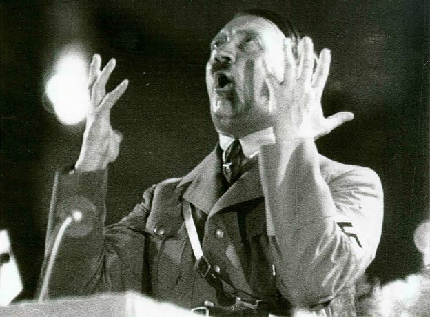 1934年　第6回全国党大会の締めくくり演説をするアドルフ・ヒトラー