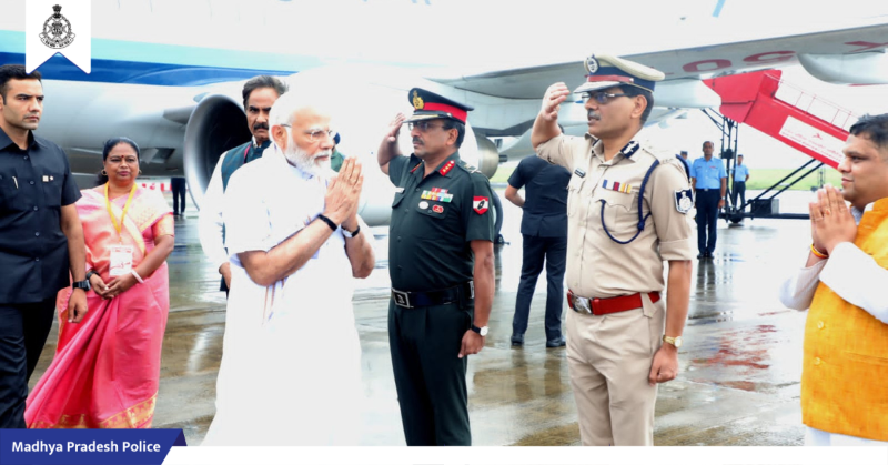 MPPoliceDeptt's tweet photo. मध्य प्रदेश पुलिस के ट्विटर अकाउंट को फॉलो कर नवीनतम जानकारियां प्राप्त करें और जागरूक रहकर पुलिस से निरंतर संपर्क में रहें। इससे आप प्रदेश में हो रही विभिन्न घटनाओं की जानकारी और पुलिस द्वारा किए जा रहे नवाचारों की जानकारी भी प्राप्त कर सकेंगे। https://t.co/0Tgor9BZxg
