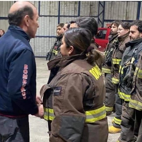 BomberosdeChile's tweet photo. 𝗟𝗜𝗡𝗔𝗥𝗘𝗦 | El Presidente Nacional, Juan Carlos Field, visitó el Cuartel General del Cuerpo de Bomberos de Linares para saludar a la familia del Bombero Robinson Altamirano, desaparecido en las aguas del Río Ancoa, en acto de servicio. https://t.co/bDSkTOzmEl