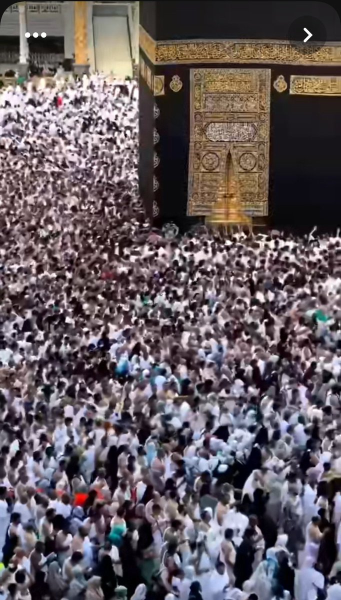 اللَّهُمَّ اجْعَلْنِي أَخْشَاكَ كَأَنِّي أَرَاكَ، وَ أَسْعِدْنِي بِتَقْوَاكَ، وَ لَا تُشْقِنِي بِمَعْصِيَتِكَ، وَ خِرْ لِي فِي قَضَائِكَ، وَ بَارِكْ لِي فِي قَدَرِكَ، حَتَّى لَا أُحِبَّ تَعْجِيلَ مَا أَخَّرْتَ، وَ لَا تَأْخِيرَ مَا عجلت 
من دعاء الامام الحسين يوم عرفة