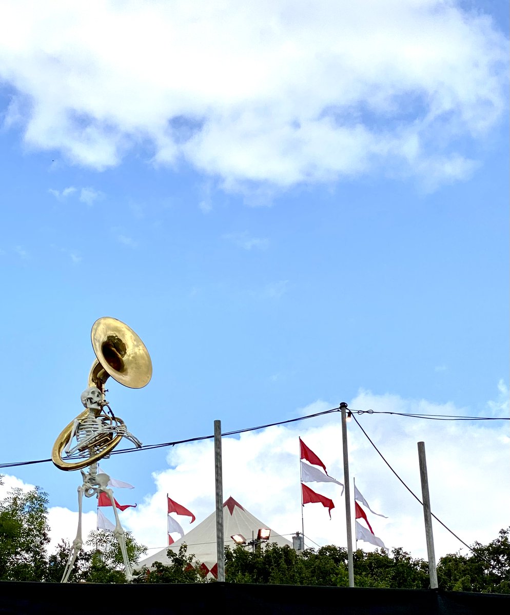 Wilfred Pritchard's 'Brassed Away' blowing his own trumpet to the tunes of <a href="/thebodycoach/">Joe Wicks</a>'s first HiiT session of #Glastonbury 

thesculpturepark.com/french-horn-by…

 #glastonbury2023 #JoeWicks #HiiT #skeletonsatglastonbury #SkeletonsofGlastonbury