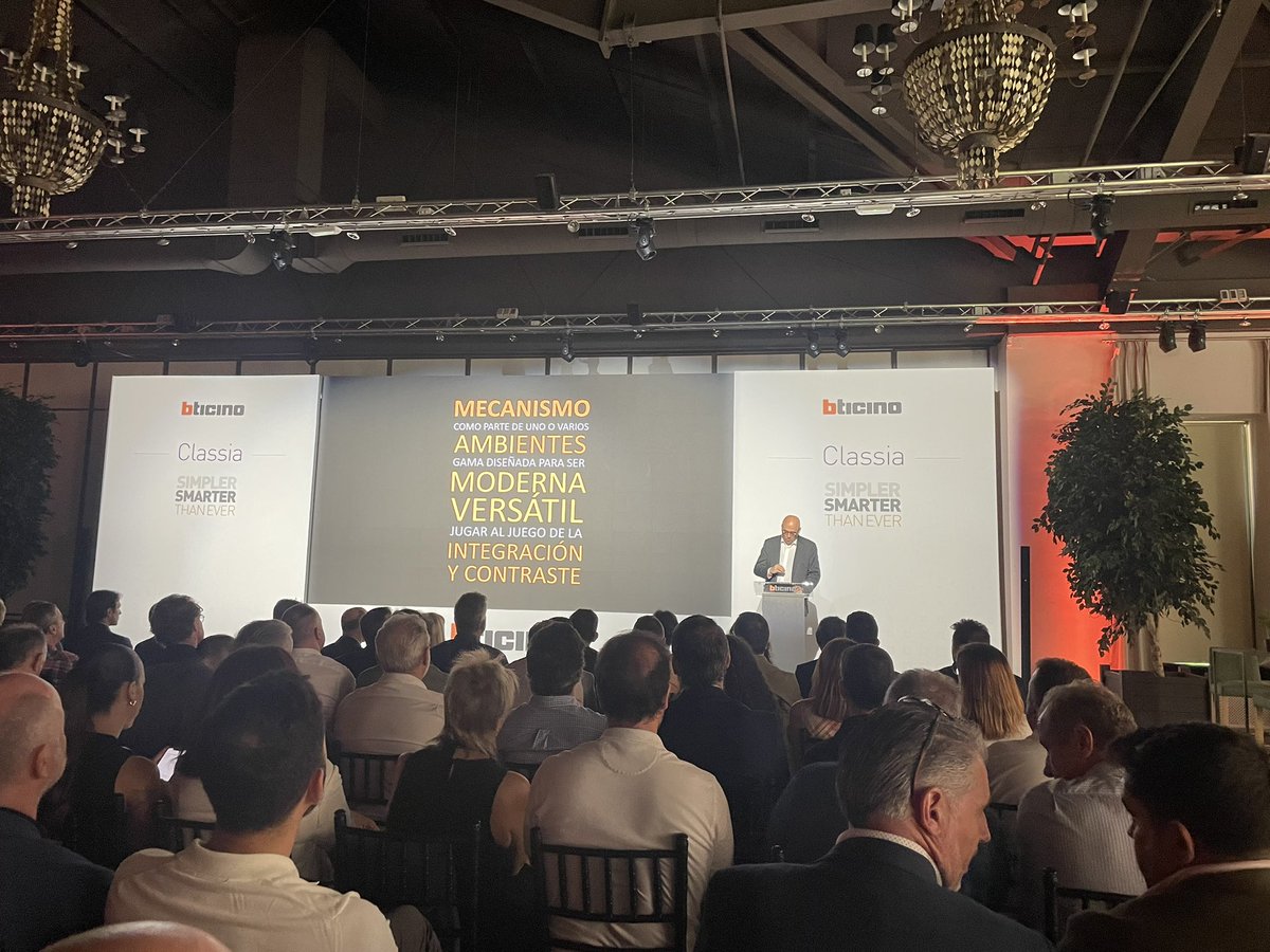 climaNoticias's tweet photo. Disfrutando de la mano de #Bticino de la presentación de la nueva serie de #mecanismos #Classia. 
Francisco Muñoz, director de Marketing: “Bticino siempre ha dejado claro que el enfoque del diseño de basa en la innovación”.

@BTicino_es @netatmo #instalaciones @LegrandGroupES https://t.co/mTfg1iNjNR