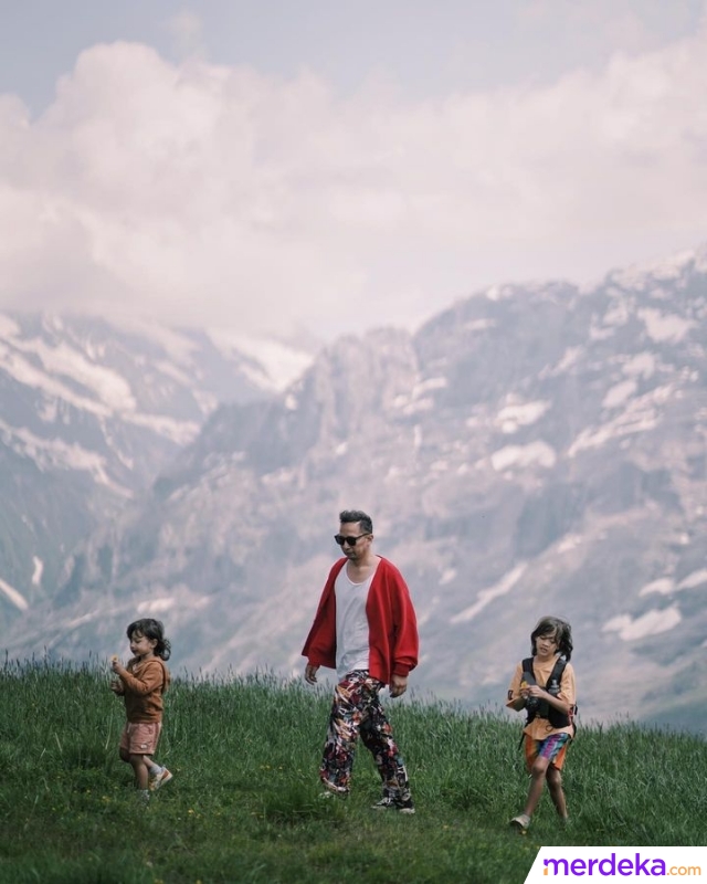 sarf50053's tweet photo. Momen Keseruan Ringgo Agus Rahman dan Keluarga di Swiss, Foto Bjorka Bikin Salfok https://t.co/Xt83g78OwJ https://t.co/4lspNYwfHc