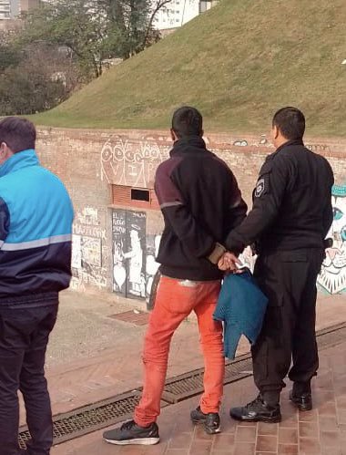 CaroLabayru's tweet photo. Ayer la policía detuvo al “trapito” violento que atemoriza a todos en la zona del Parque España. Hasta amenazó al director del colegio y a los agentes de Control de la Municipalidad.

EN 2 AÑOS FUE ARRESTADO 36 VECES
1,2,3,4,5,6,7,8,9,10,11... ¡36 VECES! 

El fiscal ya lo liberó. https://t.co/r1ChjjJG6q