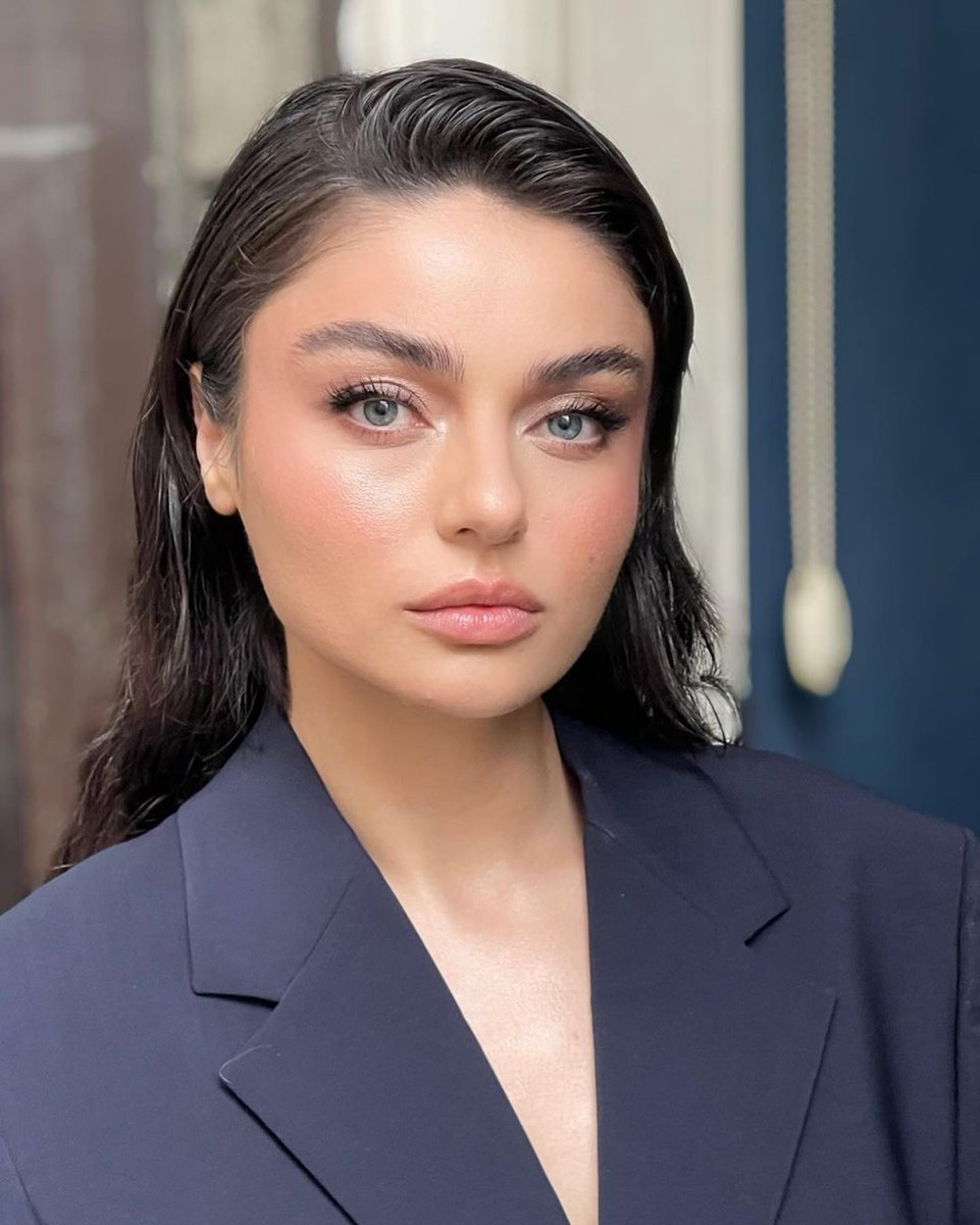 Büyüleyici güzelliğiyle #AyçaAyşinTuran❣️