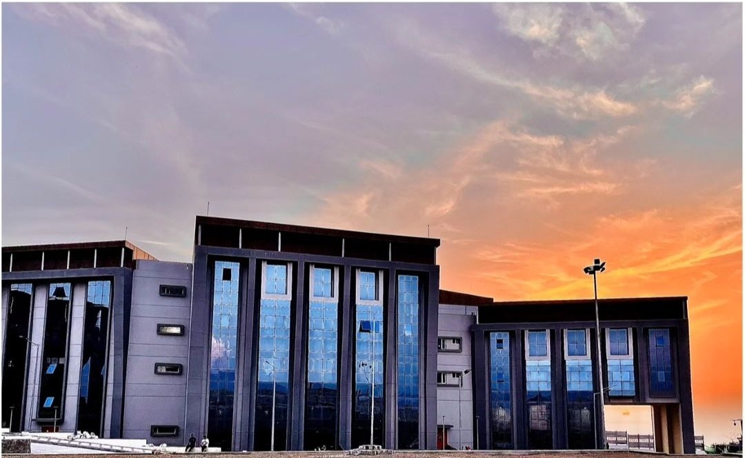 ghecbilaspur_hp's tweet photo. One of the most wonderful characteristics of the #BeautifulGHECCampus is that it looks mesmerizing from each and every angle! 

#GHECForYou #Bandla #Bilaspur https://t.co/9WWrhdiuZv