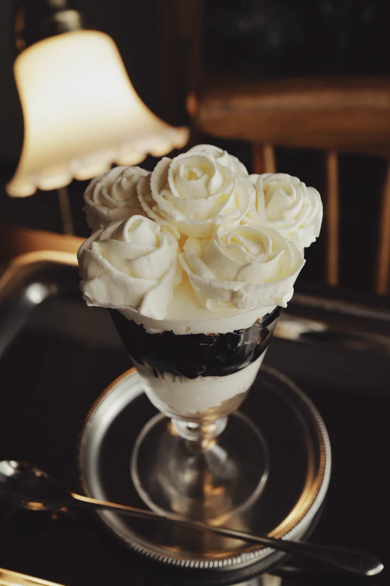 6月28日のパフェの日にいかが？喫茶トラノコクの「白薔薇のコーヒーゼリーパフェ」が美しすぎる！