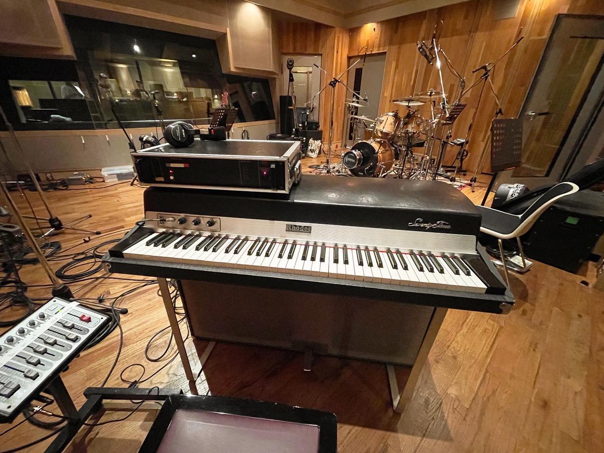 canimarathon's tweet photo. 初めてお声がけ頂いたプロジェクトにてREC。
銀パネローズにDIMENSION-Dコーラス、アコピもダビングしてホットでグッドなサウンド🔥
喜んでもらえてよかった!
#recording
#rhodesmark1
#rolandsdd320
#dimensiond
#stainwayandsons https://t.co/H0GPXHKb7d