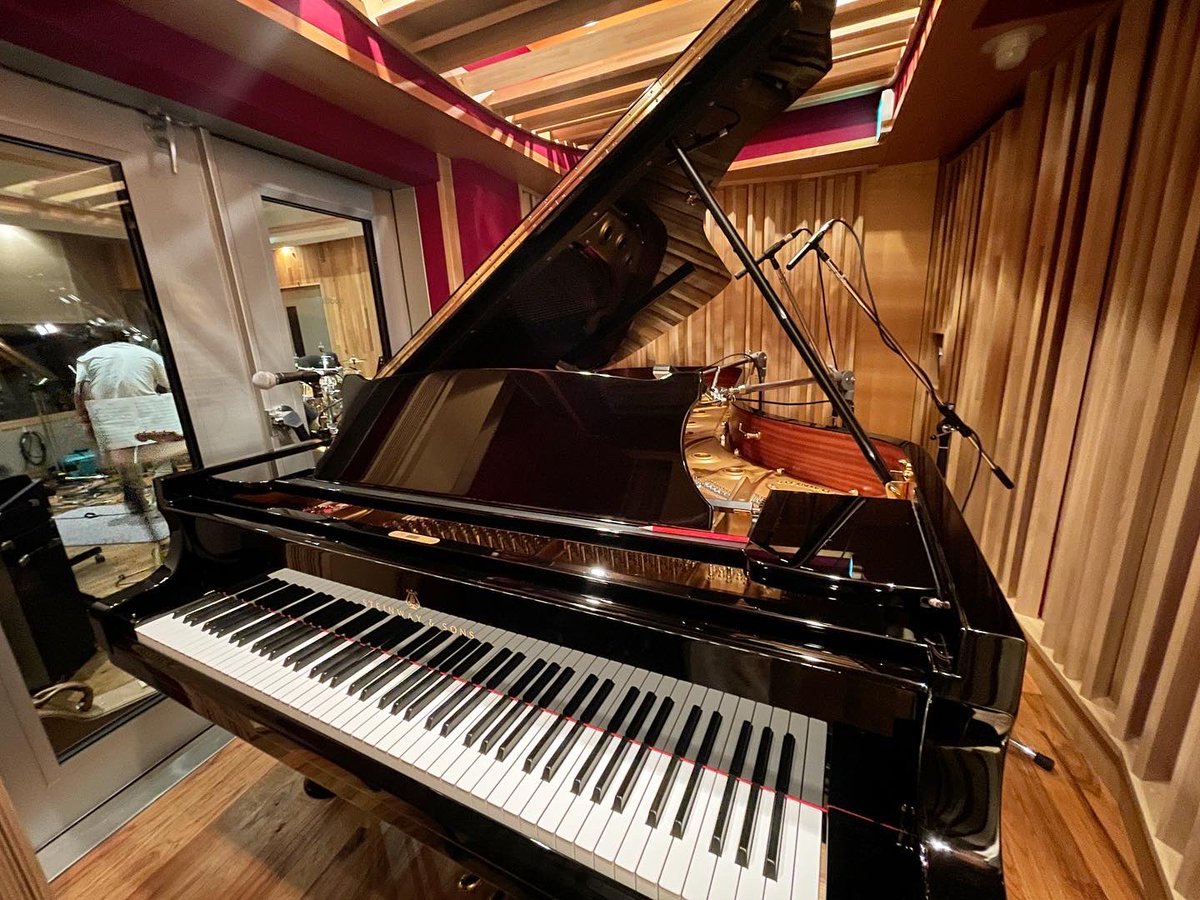 canimarathon's tweet photo. 初めてお声がけ頂いたプロジェクトにてREC。
銀パネローズにDIMENSION-Dコーラス、アコピもダビングしてホットでグッドなサウンド🔥
喜んでもらえてよかった!
#recording
#rhodesmark1
#rolandsdd320
#dimensiond
#stainwayandsons https://t.co/H0GPXHKb7d