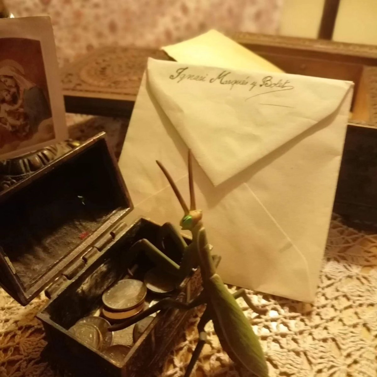 L'ESCAPE ROOM DE LA DAMA
Són la Lídia i la Marta qui han recreat al poble de Carme un ambient misteriós on descobrir el secret que amaga la meva dama.
Com podia jo imaginar aquest regal.
És només una bogeria aficionada, buscar hores d'on no n'hi ha, amb la il·lusió com benzina.