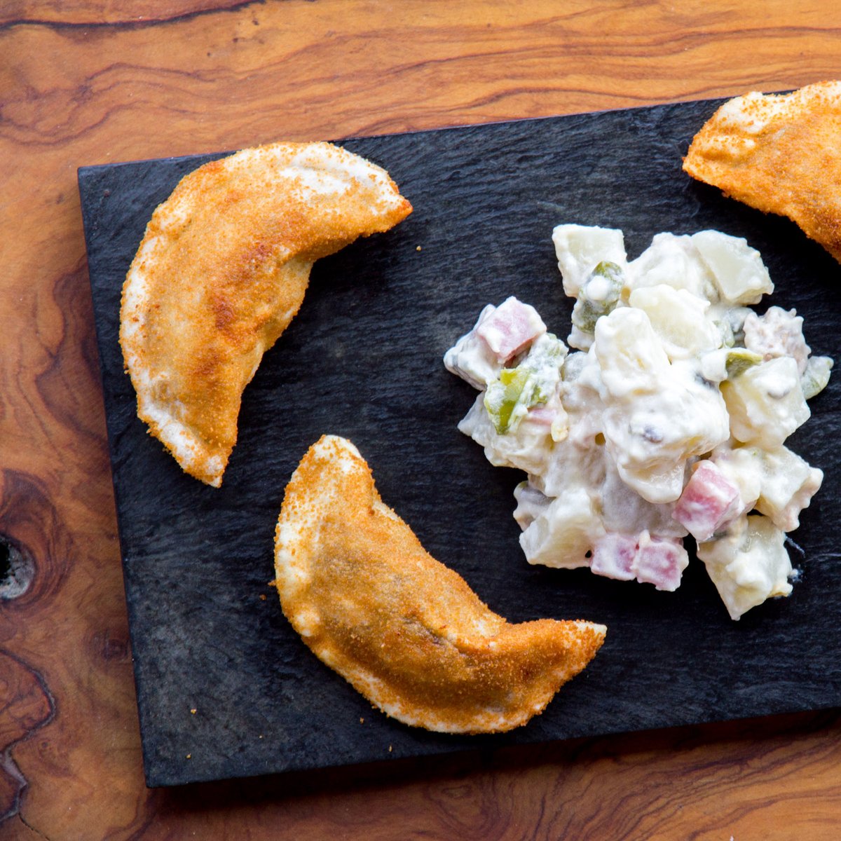 Acompañar nuestras croquetas morellanas de setas de cardo y champiñón con una ensaladilla es todo un acierto 📝
...
#croquellana #croquetamorella #setas #setadecardo #champiñón #ensaladilla