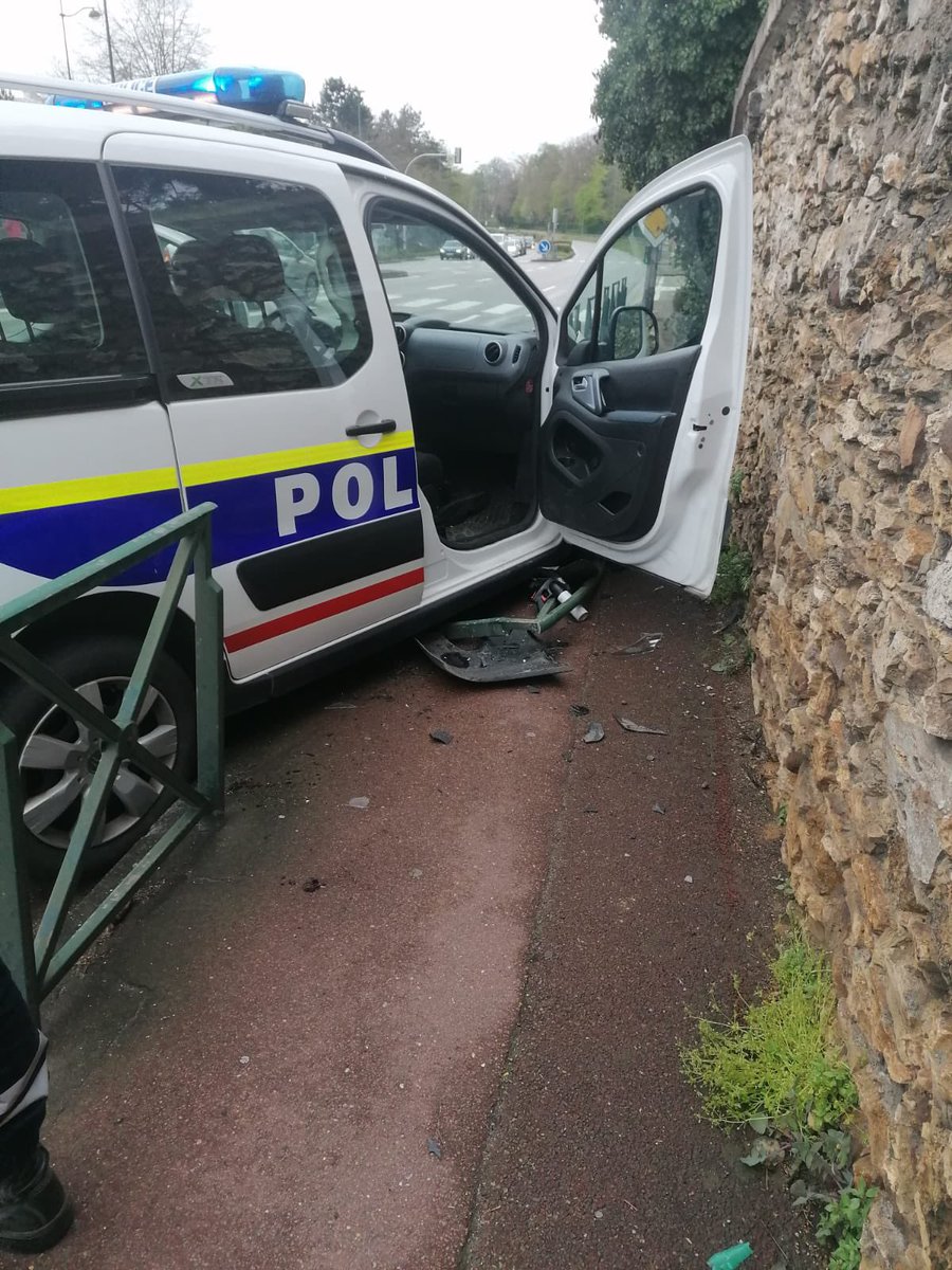 Au printemps 2021, le conducteur d’un véhicule refusant d’obtempérer n’a pas hésité à me traîner sur plusieurs dizaines de mètres et à me rouler dessus, j’avais pourtant mon arme de sortie 🔫