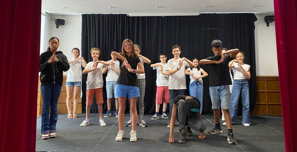 Im Deutschunterricht haben Schüler*innen aus der Cinquième heute Goethes Ballade "Der Zauberlehrling" im Sprechgesang vorgetragen.